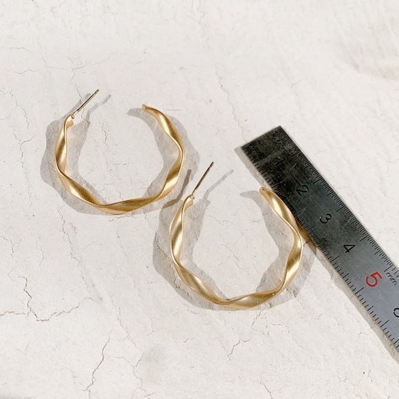 4/$25 David's Bridal Twisted Hoop Earrings - Picture 4 of 5